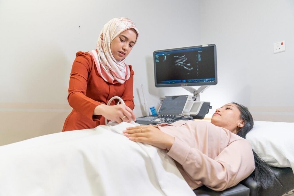 Dr. Nor Elyana Noordin melakukan CT Scan ke atas pesakit