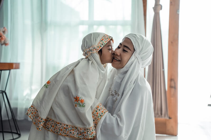 cium dan salam tangan ibu bapa sebagai cara mengajar anak solat