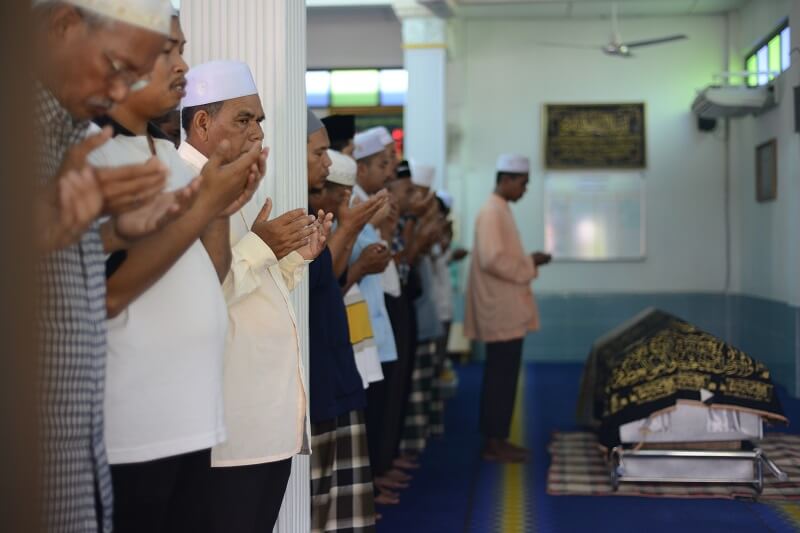 jemaah solat dan membaca doa untuk orang meninggal