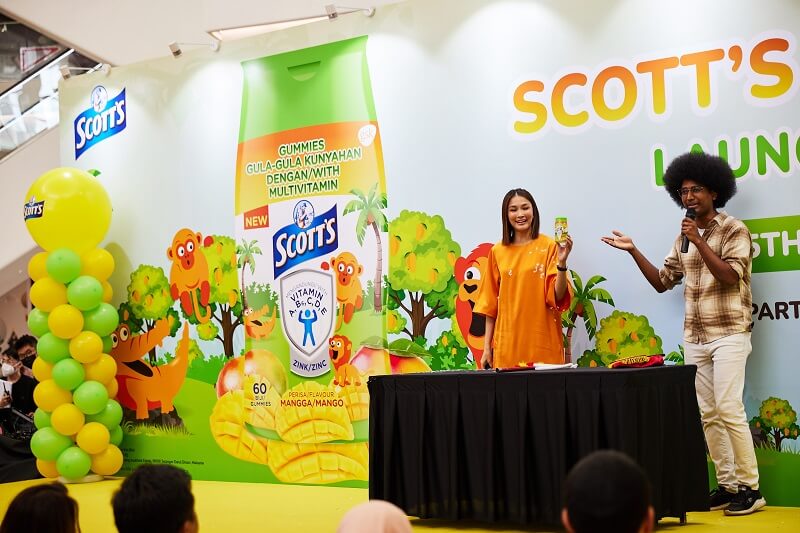 pelancaran Scott's Gummies Mango bersama Scha Alyahya dan Ross Stephenson