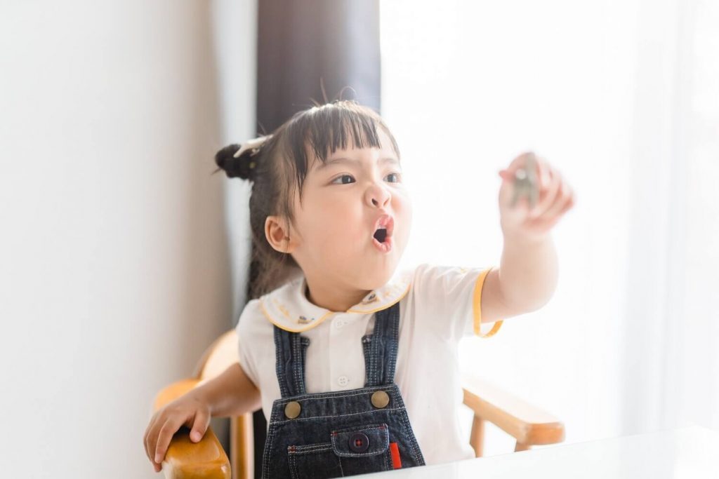 tantrum anak kecil perempuan