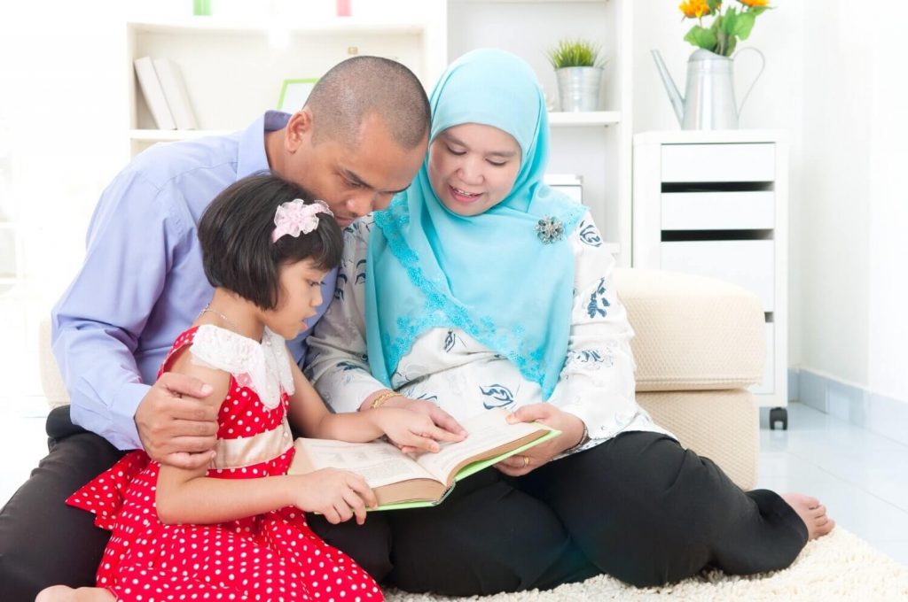 ibu bapa dengan sifat overparenting dan anak 