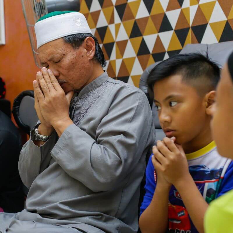 ayah dan anak membaca doa majlis kesyukuran