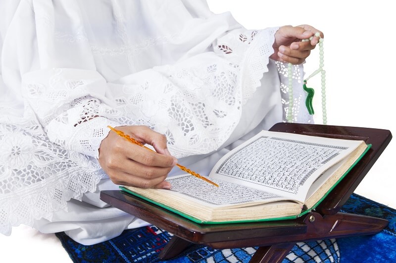 wanita membaca al-quran untuk kesihatan diri 
