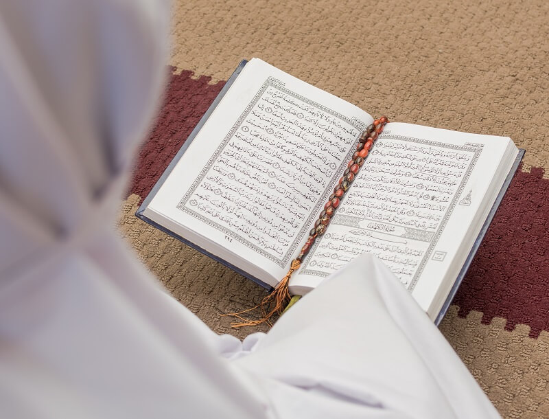 wanita membaca al-quran sebagai doa pelindung diri