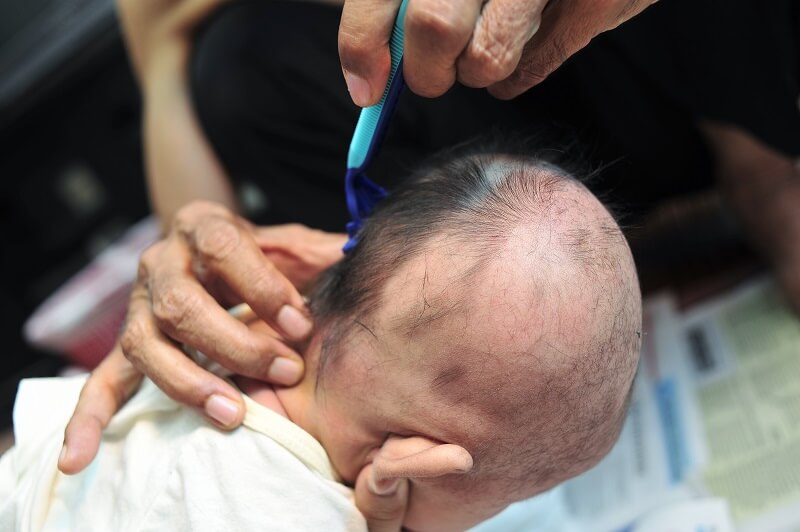 cukur rambut bayi ketika majlis aqiqah