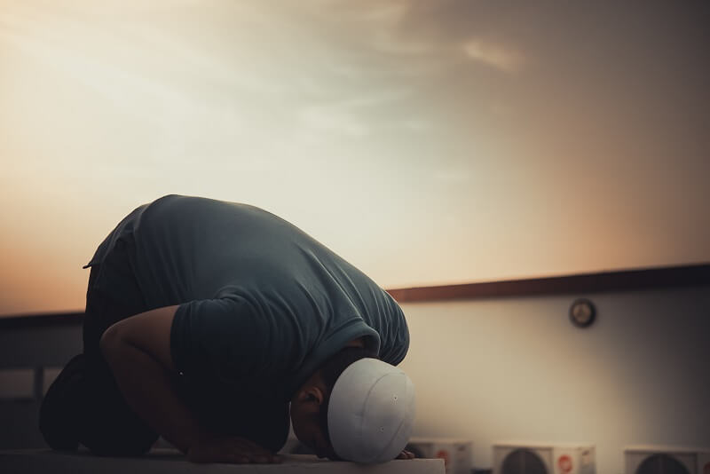 lelaki solat dan membaca doa selepas solat sunat subuh