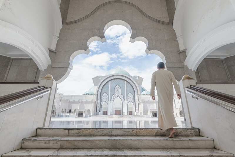 lelaki membaca doa masuk masjid
