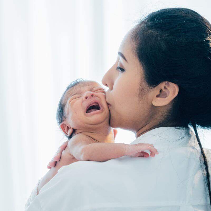 ibu memujuk bayi yang terkena sawan tangis