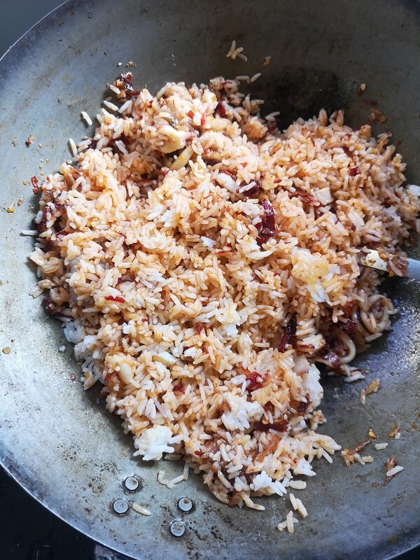 masukkan nasi untuk resepi nasi goreng cili kering