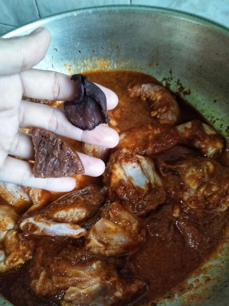 resepi gulai ayam - masukkan asam keping dan gula melaka