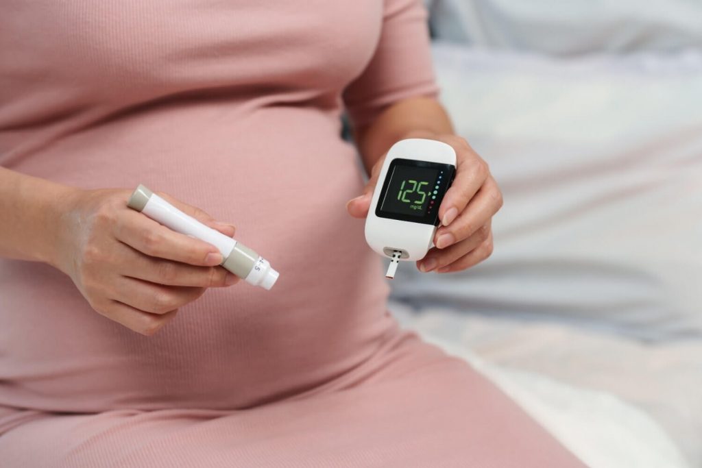 wanita check gula dalam darah untuk kencing manis ketika hamil
