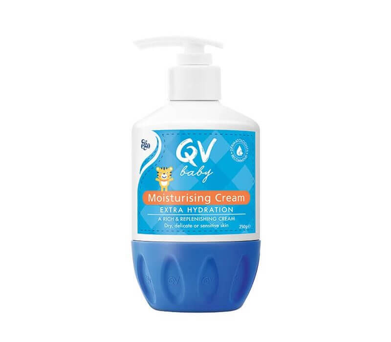 sentuhan kulit ke kulit dengan QV Baby Moisturising Cream 