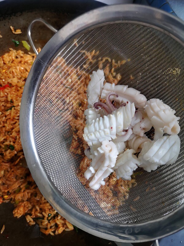 masukkan sotong untuk resepi nasi goreng tomyam
