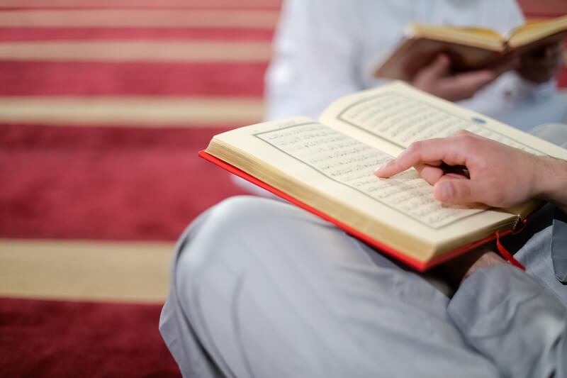 membaca al-quran dan doa penenang hati