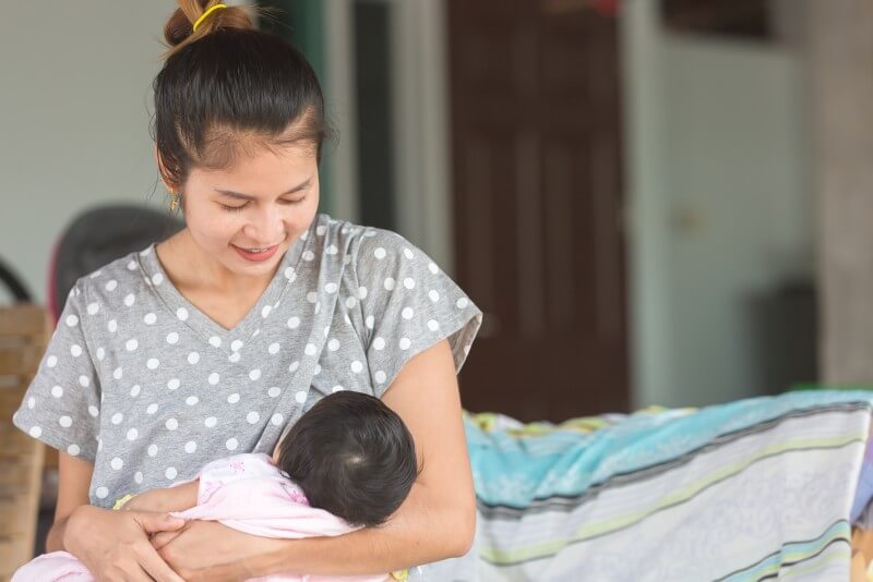 wanita menyusukan si manja secara terus, bukan pam susu