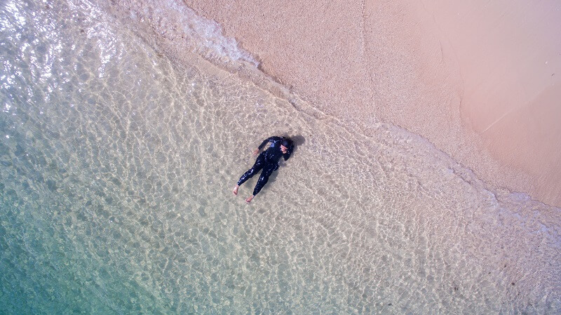 wanita baring di pantai Pulau Rusukan Besar, sebuah pulau di Sabah