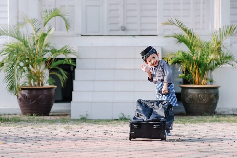 budak lelaki tarik bagasi untuk travel