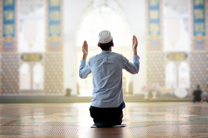 lelaki sedang solat dan berdoa