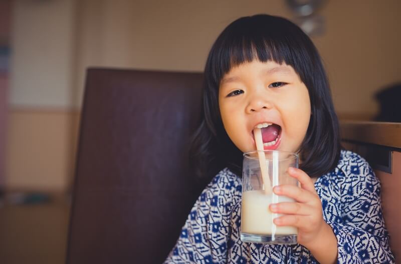 kanak-kanak perempuan minum susu Dutch Lady MaxGro