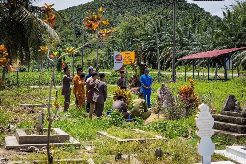 keluarga baca doa ziarah kubur (1)