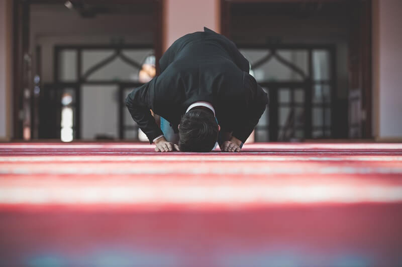 lelaki sujud dan tunjukkan cara solat jamak dan qasar