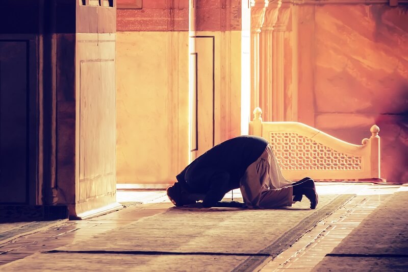 lelaki tunjukkan cara solat jamak dan qasar di masjid