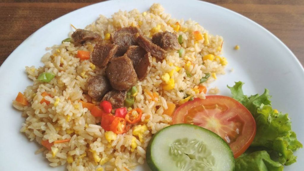 nasi goreng telur bersama sosej