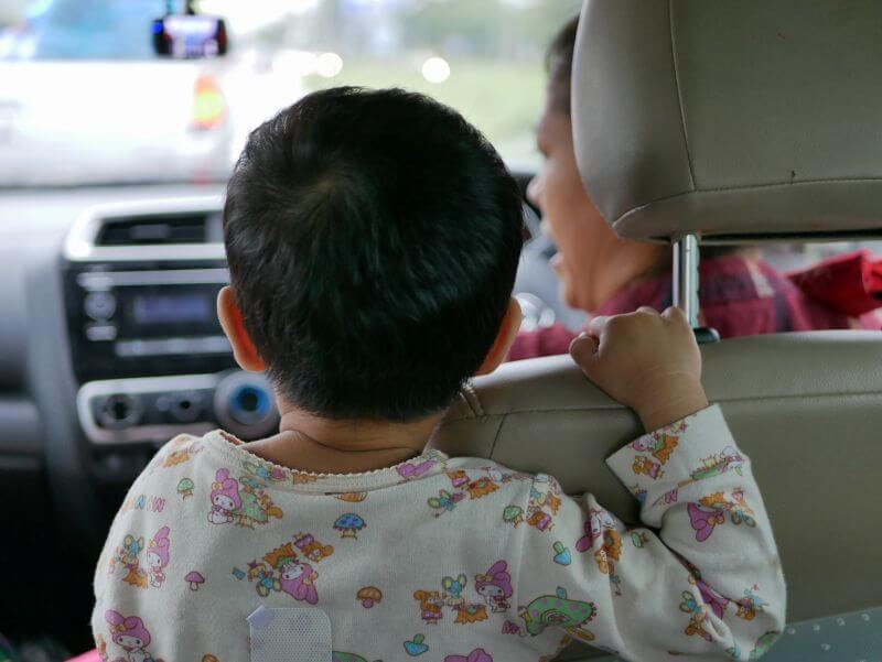 anak introvert di belakang kerusi memandu ayah