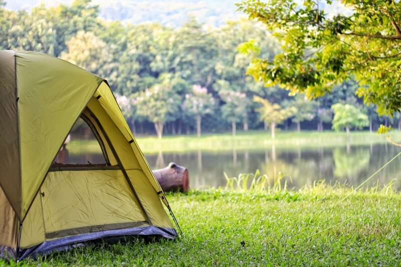 khemah di tepi sungai apabila camping dengan anak-anak