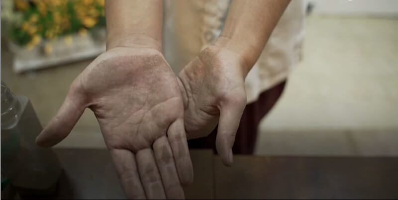cara bertayamum dengan menyapu debu tanah ke tangan 