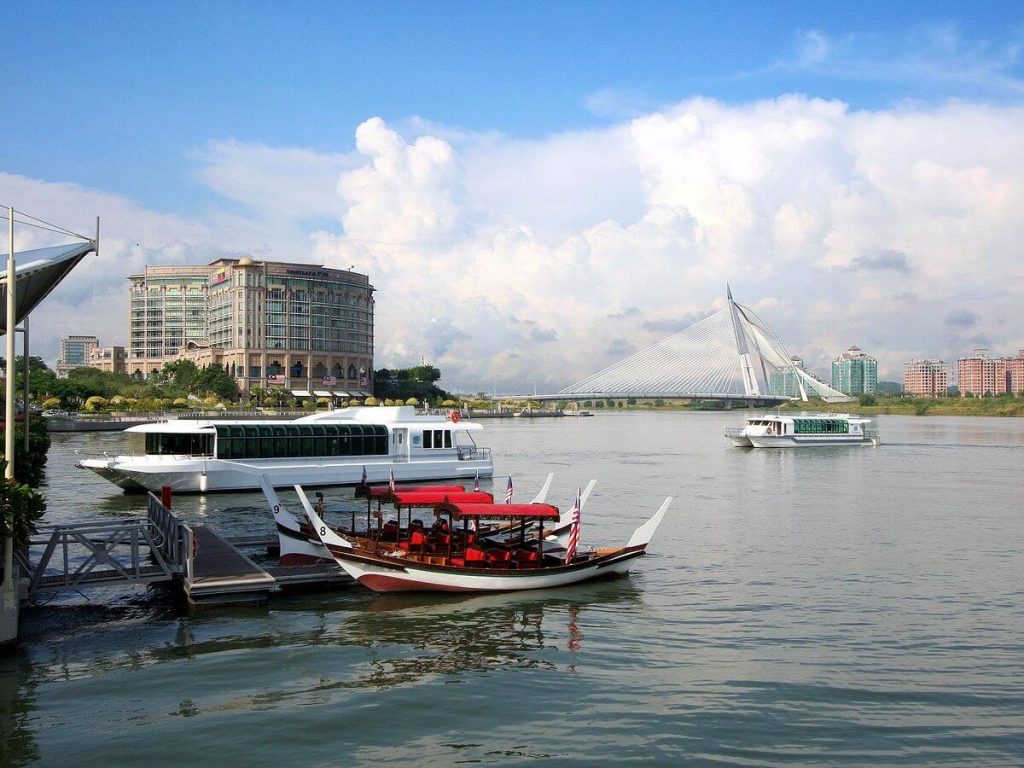 tempat menarik di Putrajaya - cruise tasik putrajaya