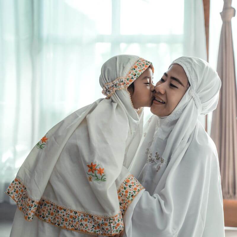 anak perempuan mencium ibunya selepas membaca doa untuk ibu
