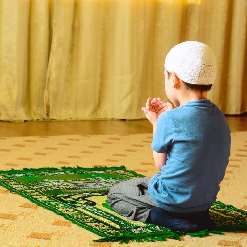 budak lelaki membaca doa untuk ibu
