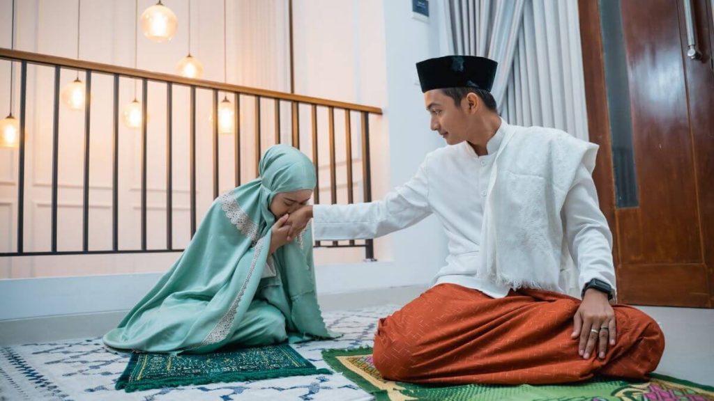 isteri salam suami selepas membaca Doa Keluarga Bahagia