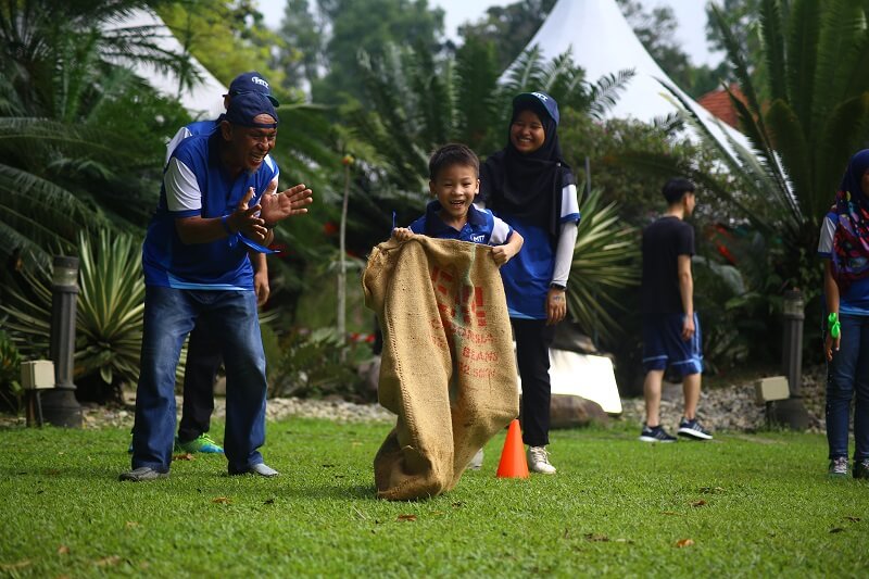 lari dalam guni - acara sukaneka semasa family day