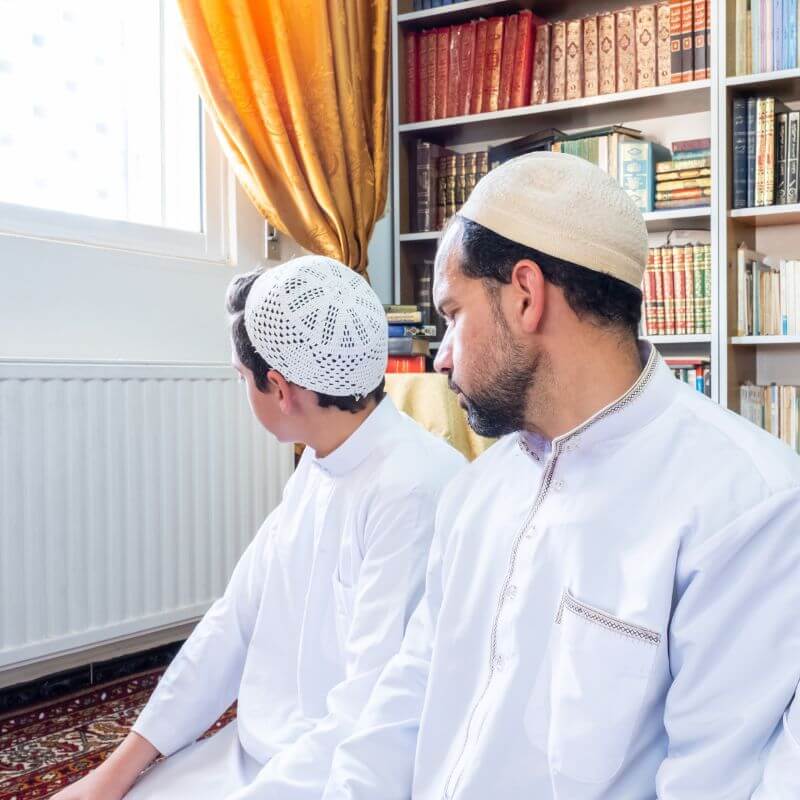 lelaki dan anaknya memberi salam sebelum membaca doa solat tasbih