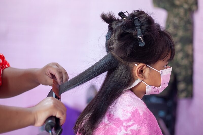 rambut kanak-kanak di sikat sambil diterangkan tips penjagaan rambut