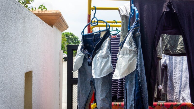 baju di ampaian antara checkpoints penting sebelum keluar