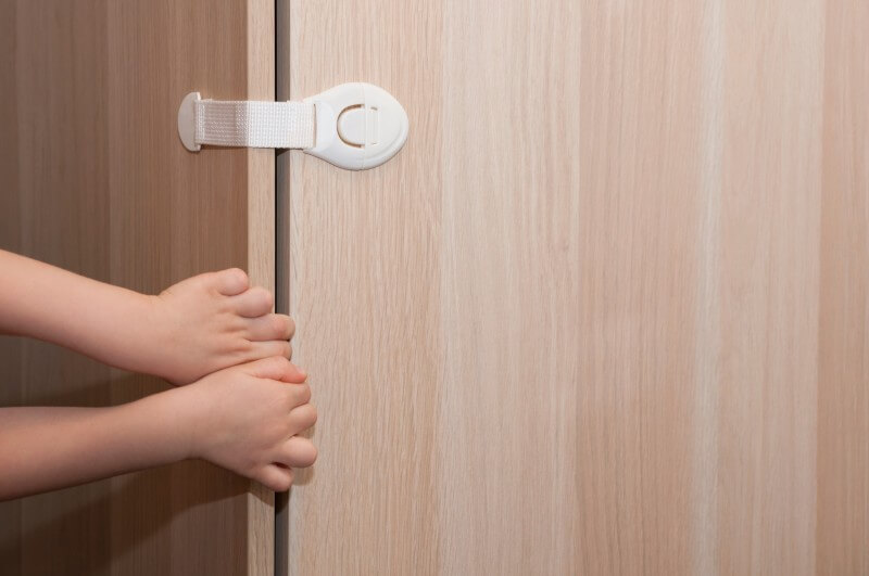 childproofing bilik air dengan kunci kabinet