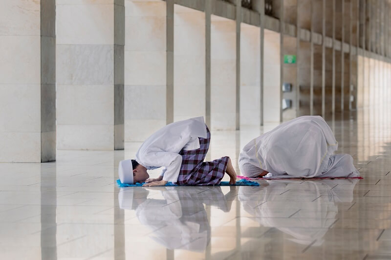 suami isteri sedang sujud sambil baca doa suami isteri dalam hati