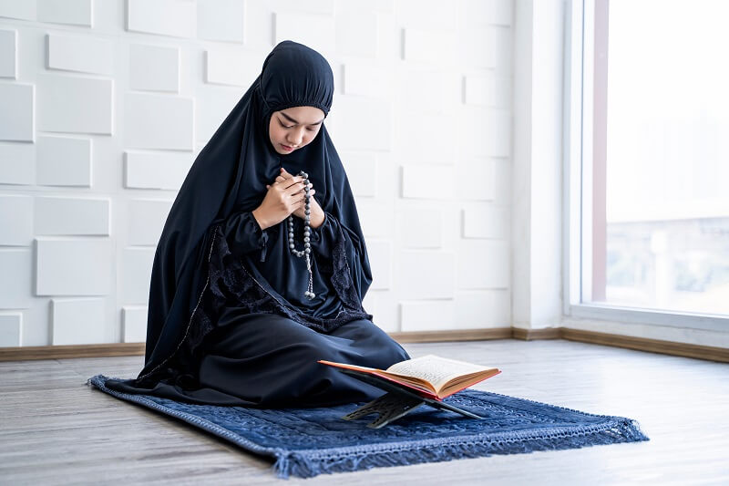 wanita membacakan doa melembutkan hati seseorang selepas solat