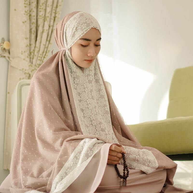 wanita memegang tasbih selepas membaca doa solat tasbih