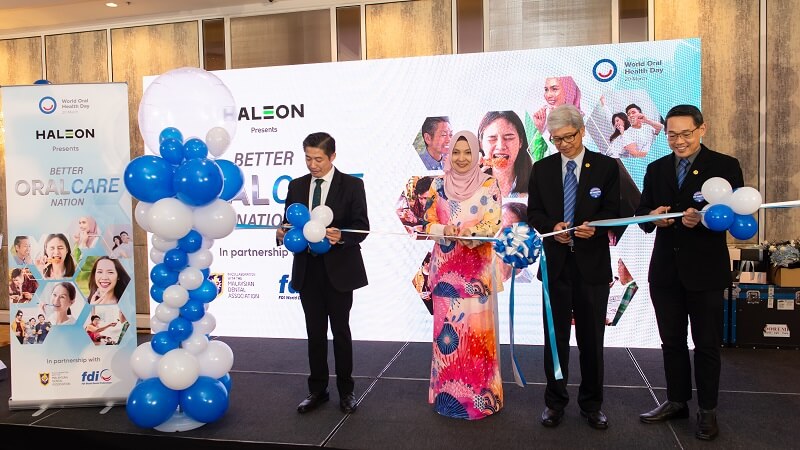 Upacara memotong reben untuk melambangkan kerjasama antara Haleon dan Persatuan Pergigian Malaysia.