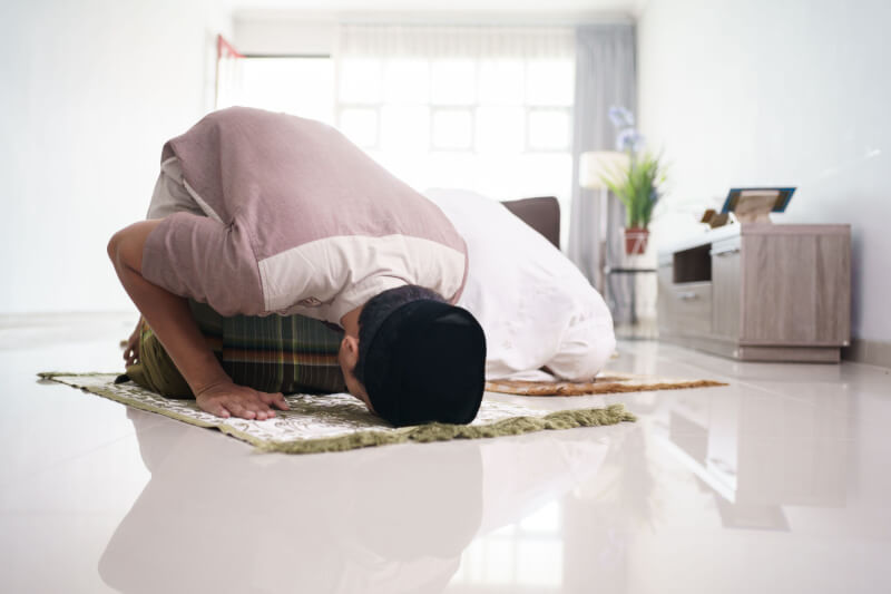 suami isteri melakukan solat sunat hari raya