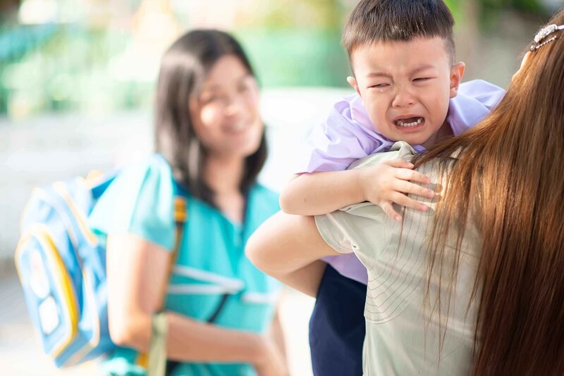 anak menangis ketika hari pertama sekolah