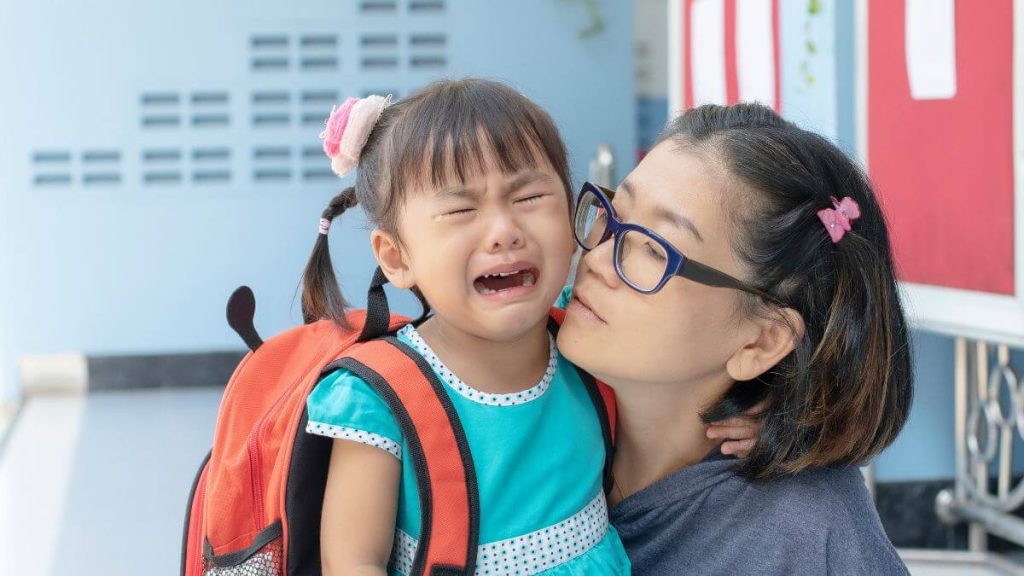 anak nangis pergi ke sekolah