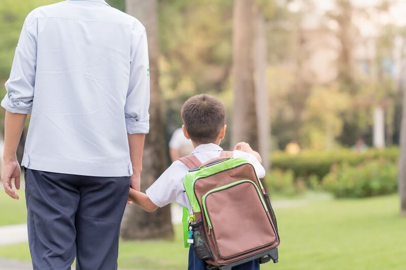 ayah jalan pulang bersama anak hari pertama sekolah