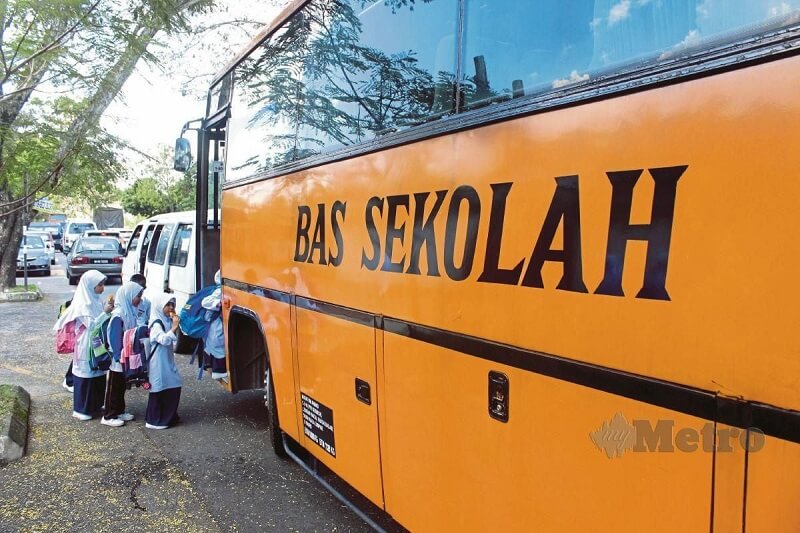 murid-murid menaiki bas sekolah