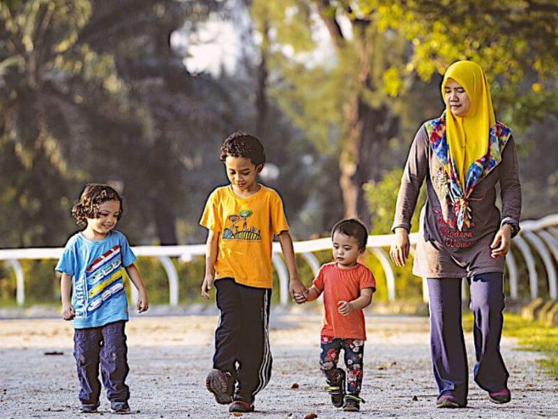 mak senaman brisk walk bersama anak